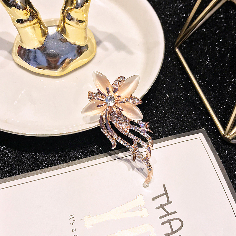 Ghim cài áo phong cách cổ điển sang trọng