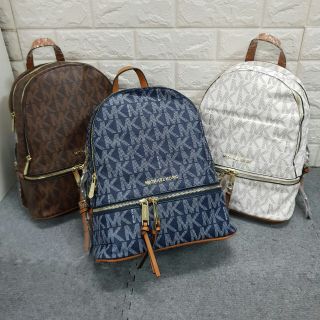 Balo MK sz 27cm. Siêu to khách đựng dc vô sô thứ luôn nghen. Già thì già mà đeo balo là thầy trẻ trung liền