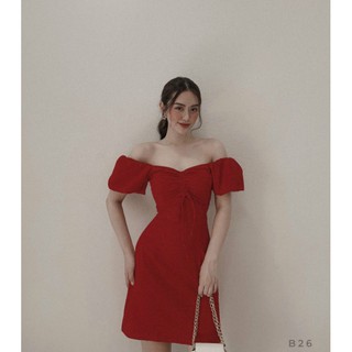 Y HÌNH - ĐẦM ĐỎ RÚT NGỰC CỔ VUÔNG TRỄ VAI TAY BỒNG