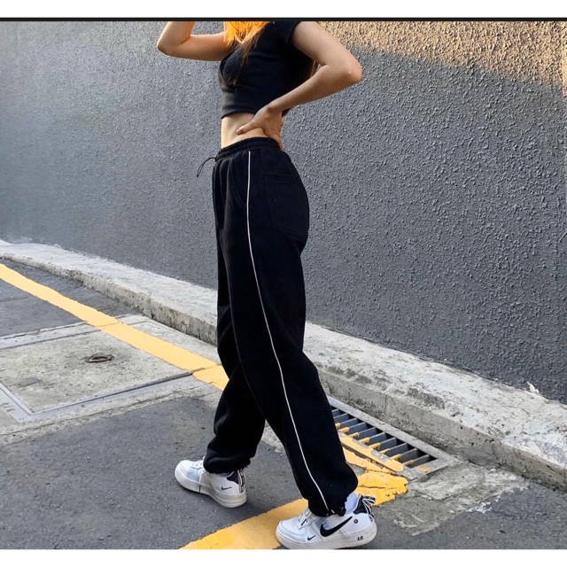 Quần thể thao viền trắng