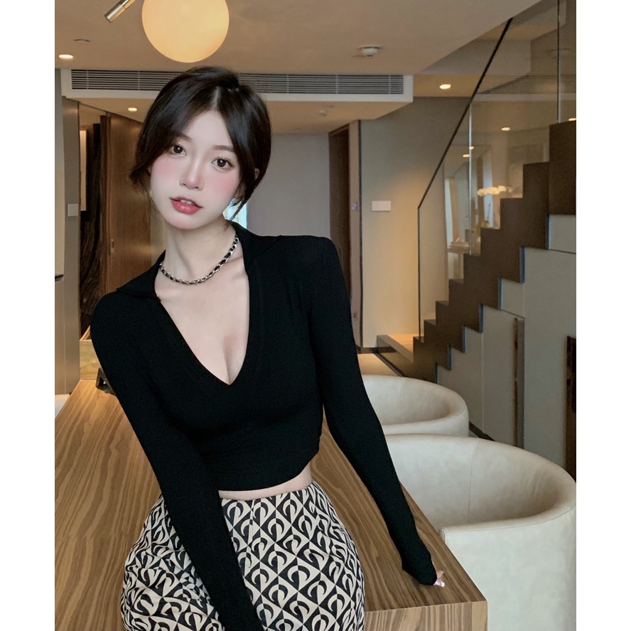 Áo crop top cổ chữ V màu đen gợi cảm thời trang cho nữ | BigBuy360 - bigbuy360.vn