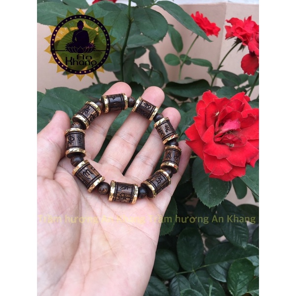 Vòng tay trầm hương sánh chìm khắc chú Tây tạng cao cấp .