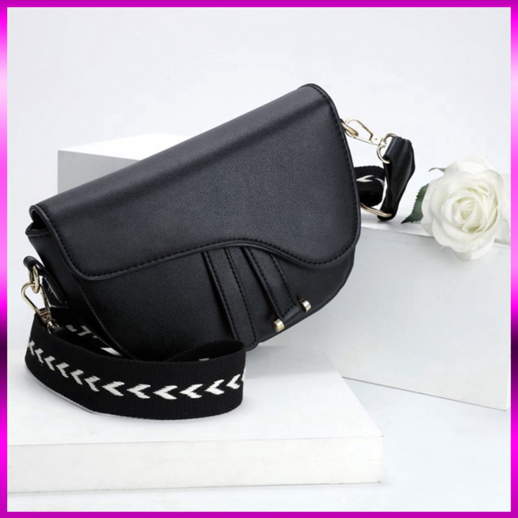 Túi xách nữ, túi đeo chéo hình yên ngựa thời trang cá tính dây đeo bản to DC10  - Chip Xinh Beauty