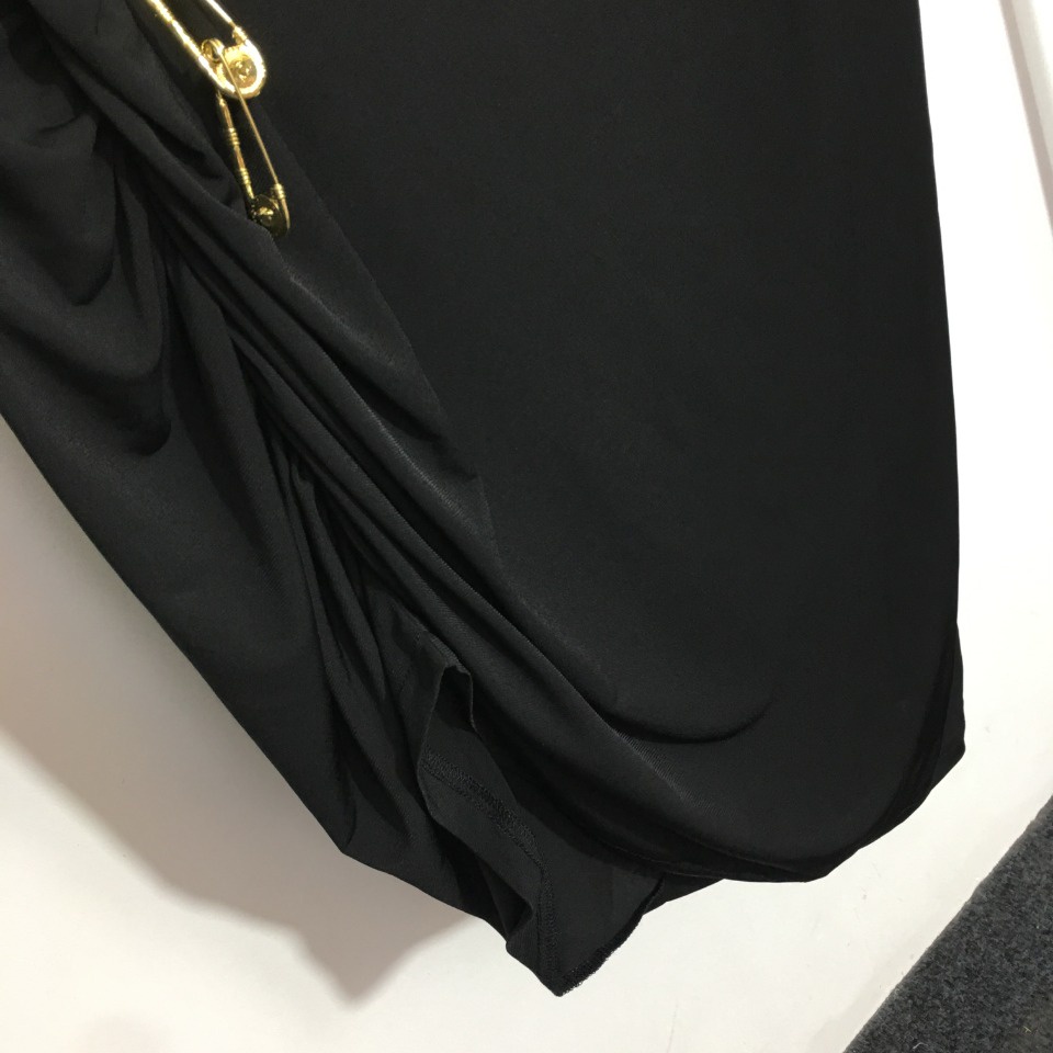 Váy nữ thời trang cao cấp Versace thiết kế khoét eo quyến rũ, thu hút