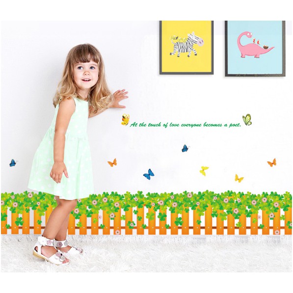 Decal trang trí chân tường hàng rào gỗ Cỏ xanh may mắn