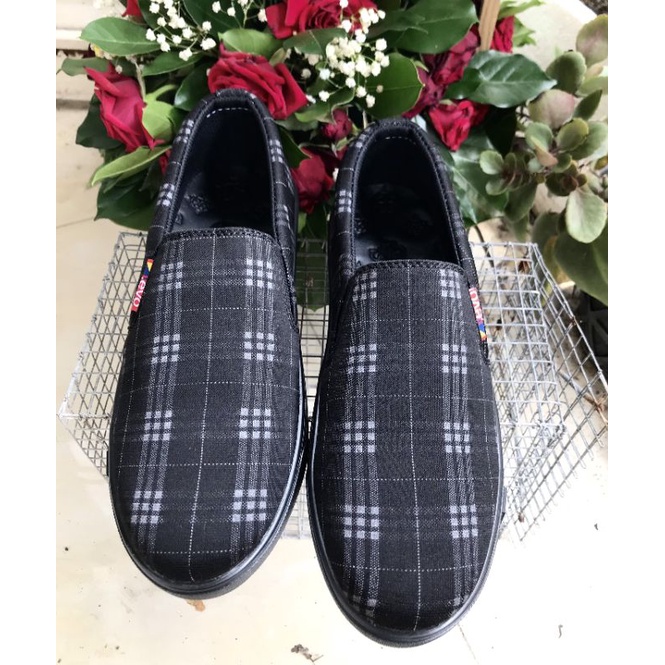 Giày lười vải nam cao cấp..đế cao su mềm.size từ 38-43.mã LV17.họa tiết kẻ sọc..mẫu mới nhất hiện nay