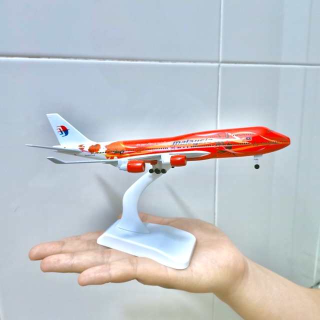 ⚡️ Mô hình máy bay 20cm kim loại hãng MALAYSIA AIRLINE + Có bánh xe + Đế chưng bày đẹp