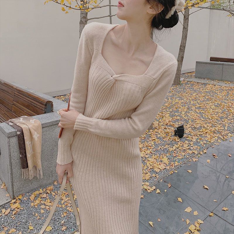 Váy len midi màu kem cổ xoắn ôm dáng nhẹ