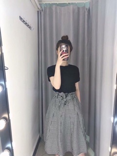 Set áo thun đen & chân váy caro midi