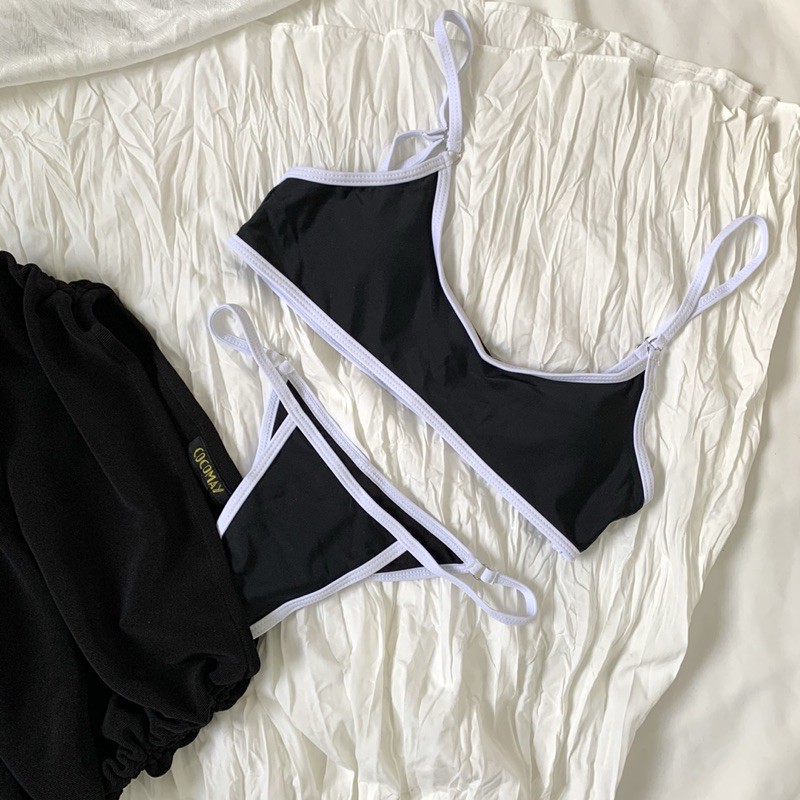 Bikini 2 mảnh áo ngang quần lọt khe