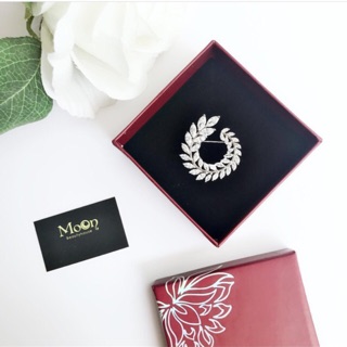 Mo0n- cài áo pha lê vòng nguyệt quế trai tinh xảo
