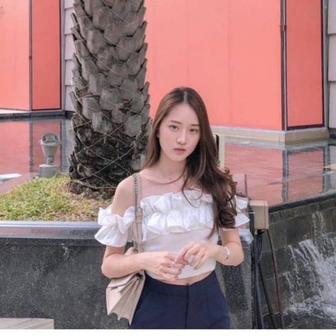 Áo trễ vai croptop nữ nhún bèo freesize, áo hở vai màu trắng dưới 55kg | BigBuy360 - bigbuy360.vn