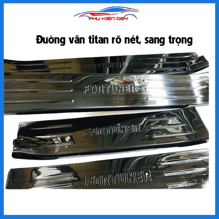 Bộ ốp bậc cửa trong ngoài nẹp bước chân Fortuner 2017-2018-2019-2020-2021-2022-2023 vân Titan chống trầy trang trí xe