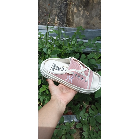 sục hở mũi thêu chữ hotren2022