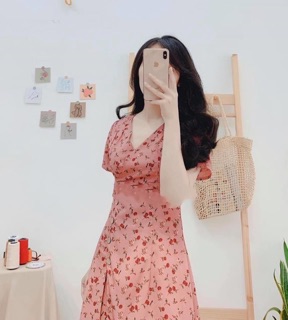 VÁY HOA HỒNG ĐẤT CỔ V KHUY GỖ LỆCH