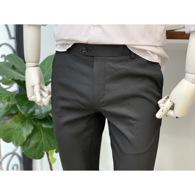 Quần vải AlviQ, form slim, vải chống nhăn.