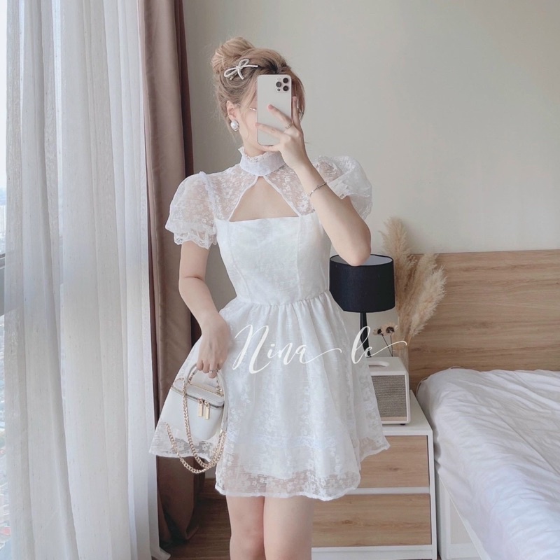 Đ𝐀̂̀𝐌 TRẮNG PHỐI VOAN HOA NỔI 𝐂𝐔𝐓𝐎𝐔𝐓 𝐍𝐆𝐔̛̣𝐂 CỘT NƠ CỔ SAU