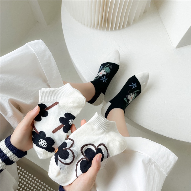 Vớ tất cổ ngắn hình bông hoa trắng đen9