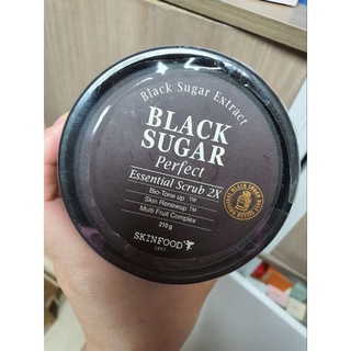 Gói tẩy da chết black sugar skinfood 30 gói