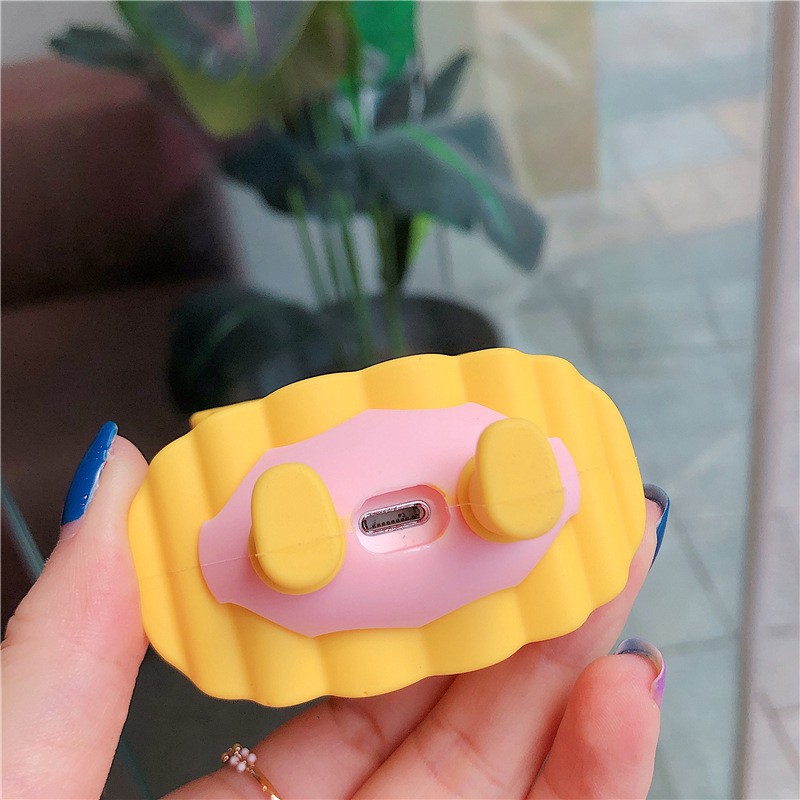 AirPods case hình con heo bận áo mưa vàng