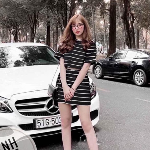 Set áo thun croptop chân váy kẻ