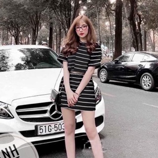 Set áo thun croptop chân váy kẻ