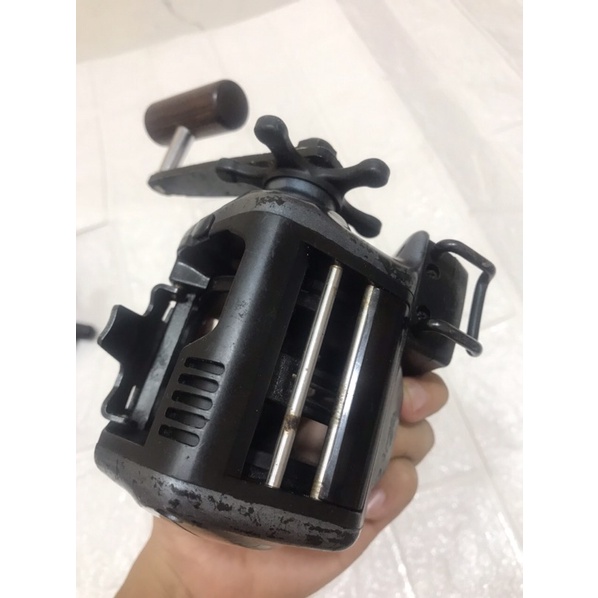 Máy câu biển nội địa tay phải