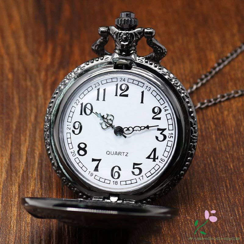 Đồng hồ bỏ túi khắc họa tiết búa liềm bắt mắt