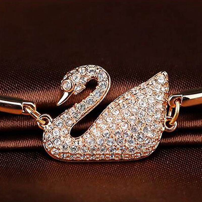 Vòng tay mạ bạc có mặt hình thiên nga đính đá zircon sang trọng