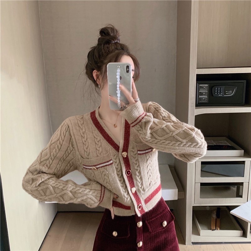 Áo len cardigan + chân váy