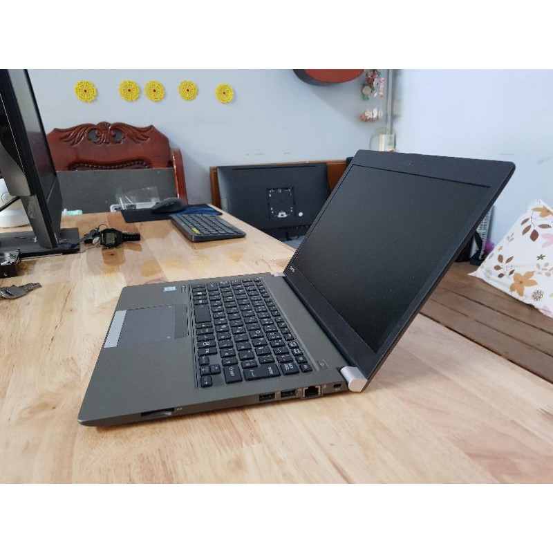 Toshiba Z30 gọn nhẹ 1.1kg pin lâu >5h mượt mát bền ổn định | BigBuy360 - bigbuy360.vn