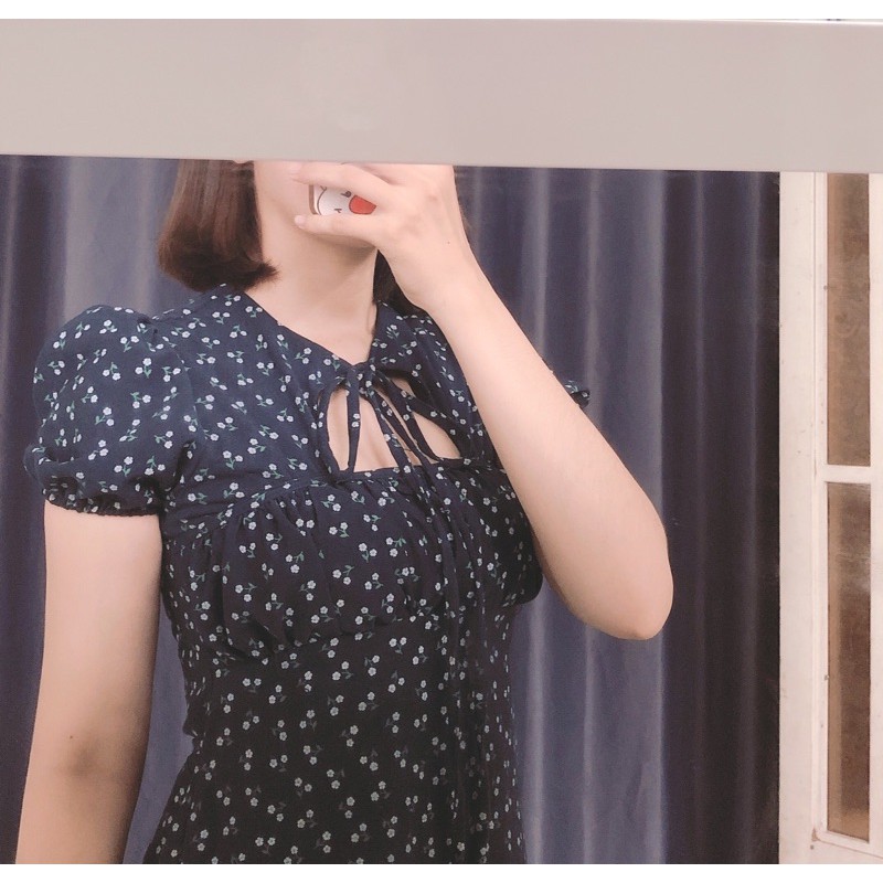 Đầm Hoa Nhí Trắng Khoét Ngực Cột Nơ