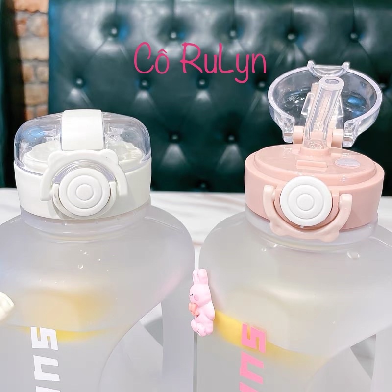 Bình đựng nước 1L có ống hút khi bật nắp, phụ kiện dây và sticker 3D siêu đáng yêu