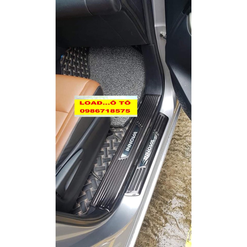 Ốp Bậc Cửa, Nẹp Bước Chân Trong Ngoài Xe Toyota Innova 2023-2017 Chất Liệu Vân Carbon Cao Cấp