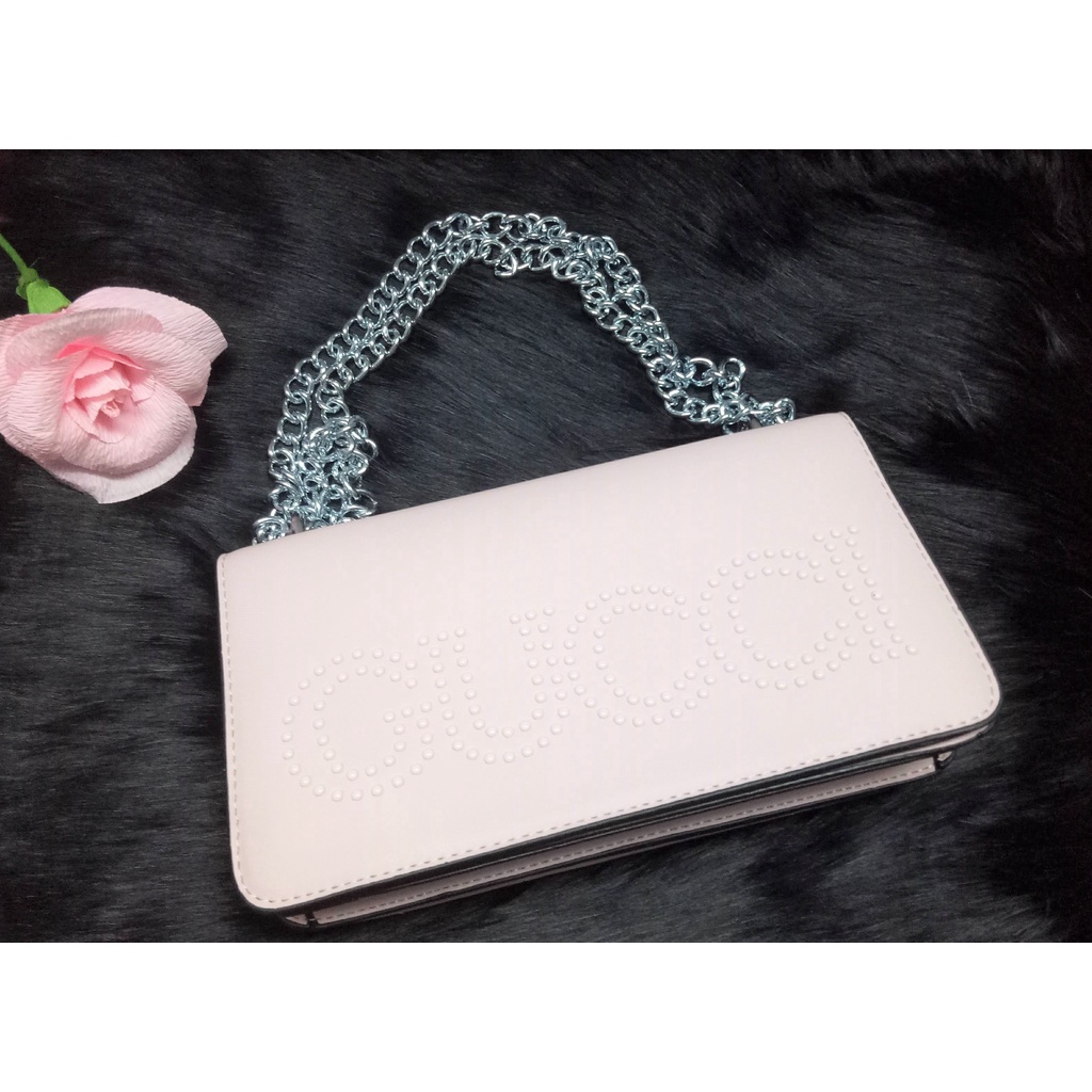 Túi đeo chéo chất da bóng màu hồng có dây đeo phối xích màu bạc, trang trí vân nổi chữ Gucci