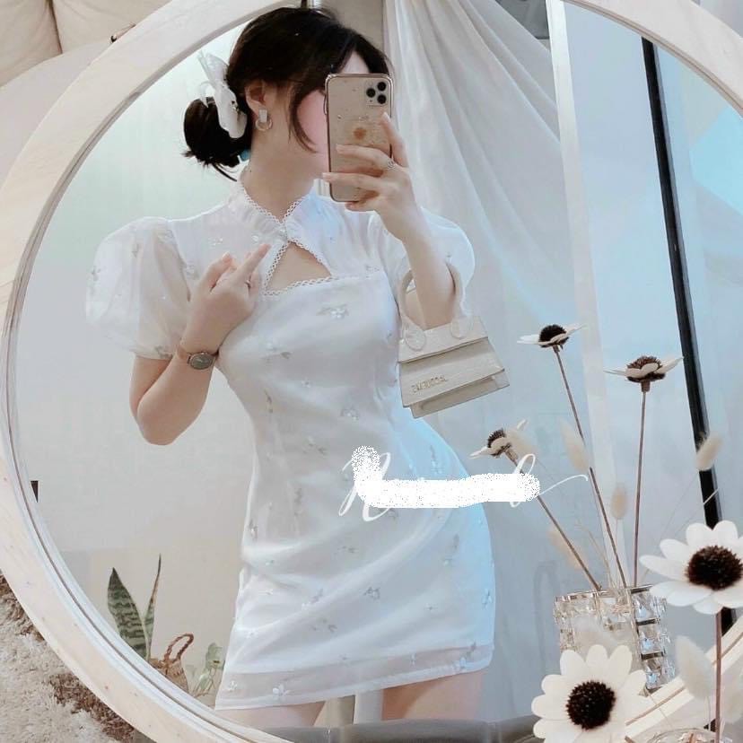 Đầm voan hoa trắng cổ tàu cut out ngực
