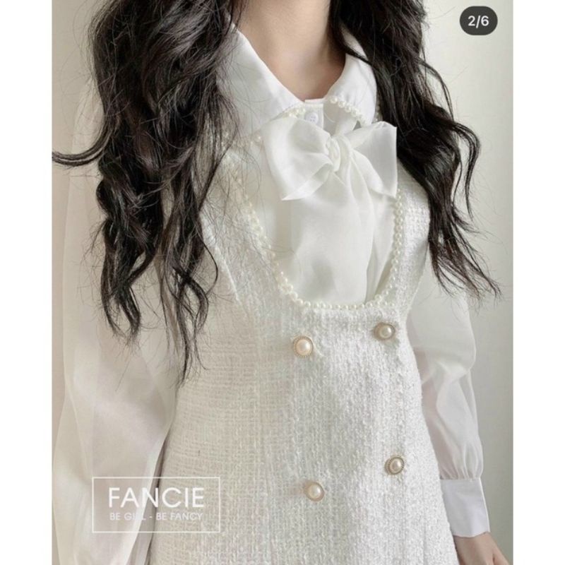 Váy dạ tweed trắng kem kèm áo sơ mi thắt nơ cổ tiểu thư