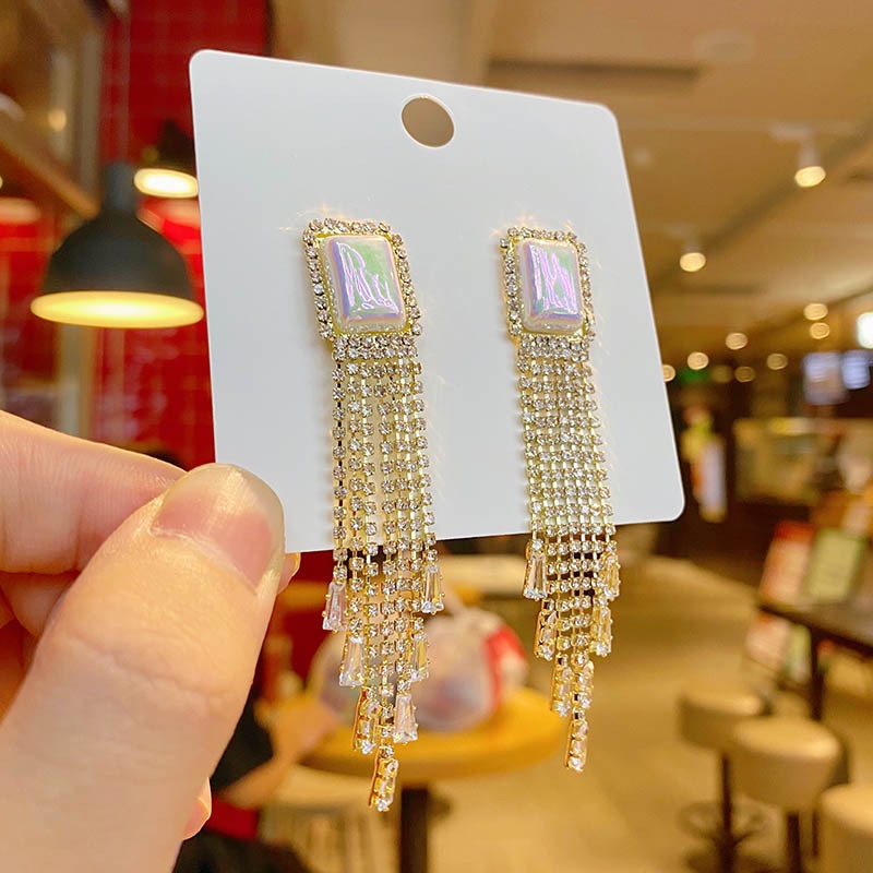 Khuyên tai có tua rua dài đính đá ngọc trai nhân tạo