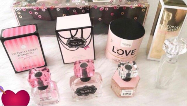 Bộ sản phẩm gồm 4 chai nước hoa Victoria’s Secret