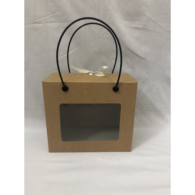 Hộp giấy mặt kiếng có quai xách kích thước 10 x 14 x 6cm/hộp