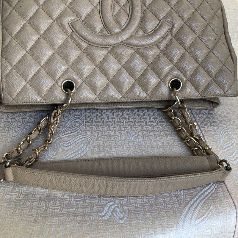 Túi chuẩn si. Túi qua sử dụng. Khách vui lòng xem hình nếu muốn biết thêm thông tin sản phẩm mời khách vô chat . Thanks.