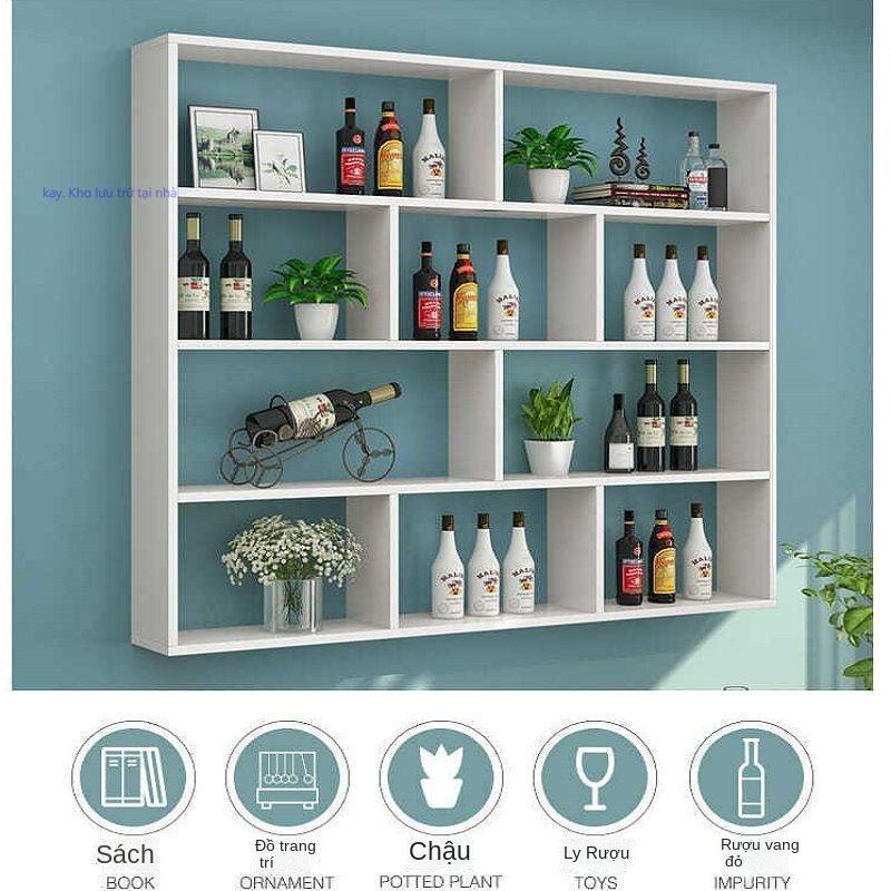 Kệ để rượu treo nhiều tầng trưng bày trên tường của nhà hàng rượu gia đình