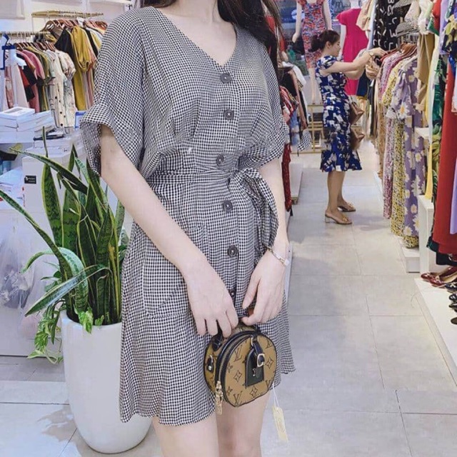 Bán sỉ váy kẻ cổ v cúc dọc