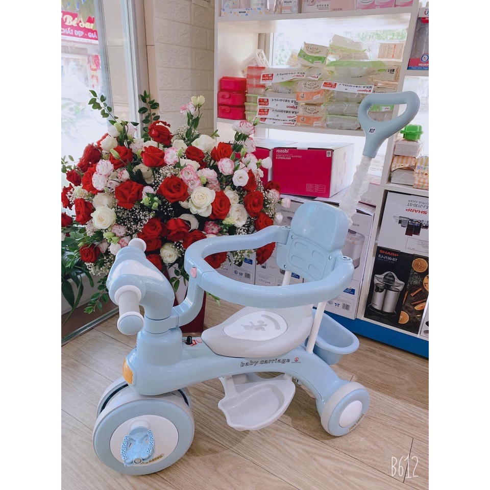 Xe đạp, xe đẩy 3 bánh đa năng kết hợp chòi chân cho bé thiết kế tay đẩy có dây đai.