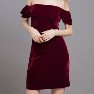 Váy nhung Nguyễn Tuyết Duyên