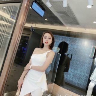 Đầm body lệch vai, tà đắp kiểu