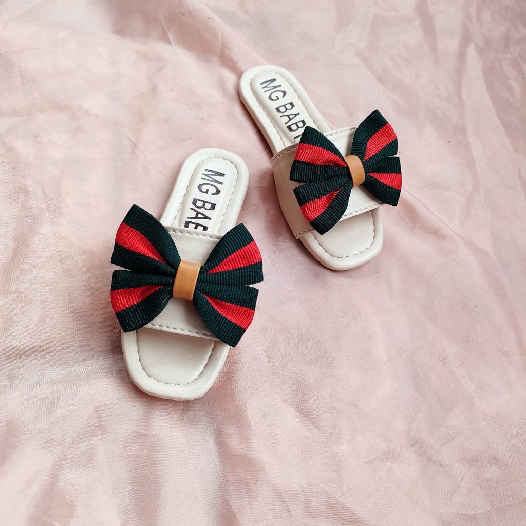 Dép lê chất liệu da cao cấp cho bé gái đính nơ sọc đen đỏ.