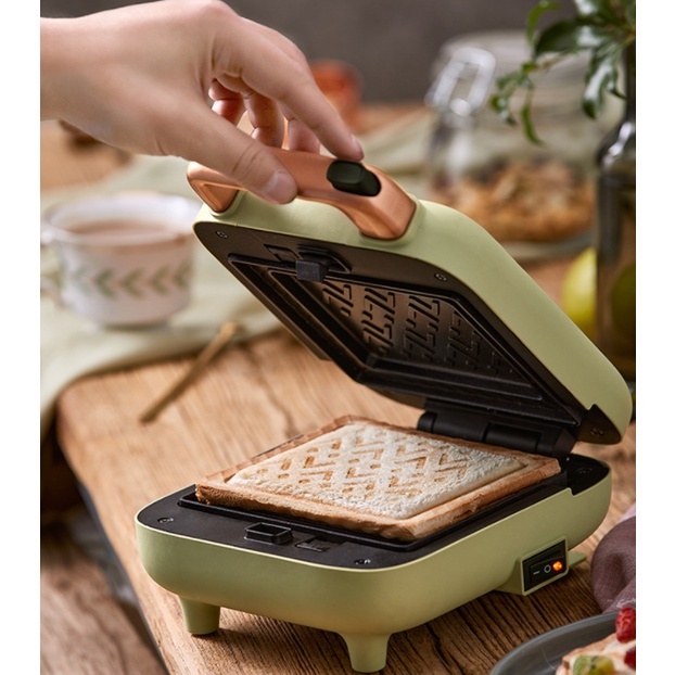 Máy Kẹp Nướng Bánh Đa Năng Bear DBC-C06M1 - Làm Bánh Mì Kẹp, Rán Trứng Xúc Xích - Hàng Chính Hãng Bảo Hành 18 Tháng
