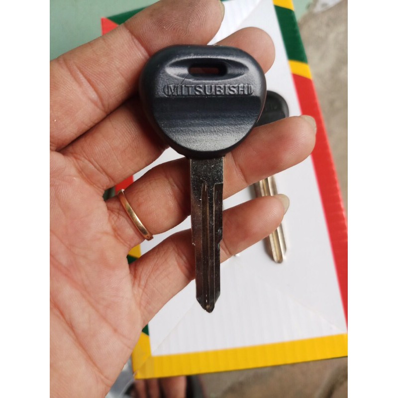 Combo 2 phôi chìa khoá xe MITSUBISHI rảnh trái