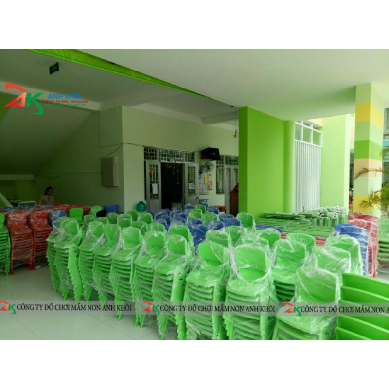 Ghế nhựa đúc 4 màu cho bé giá rẻ cty Anh Khôi, ko đặt chung đơn với bàn chân gấp vì cồng kềnh ko đi dc ạ